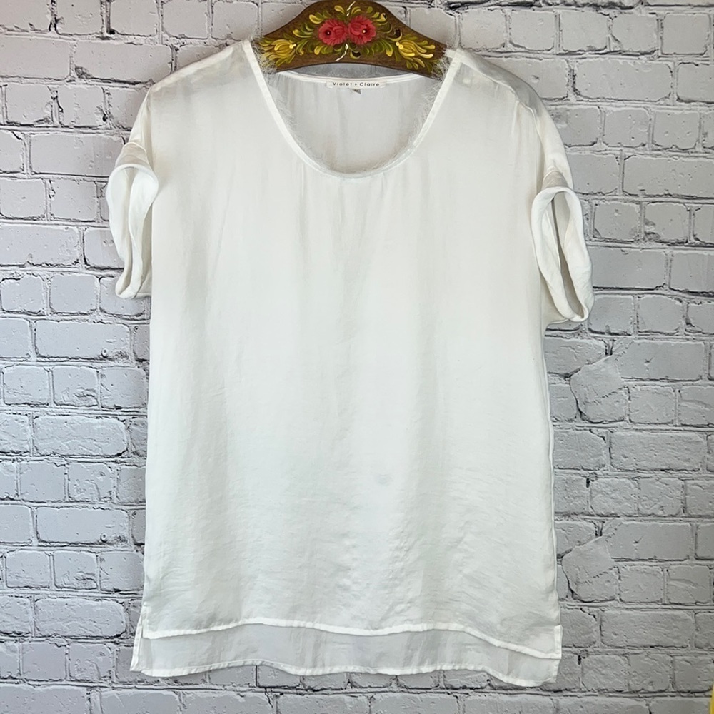 VIOLET + CLAIRE Silky Top Feather Fringe Neckline White Medium
